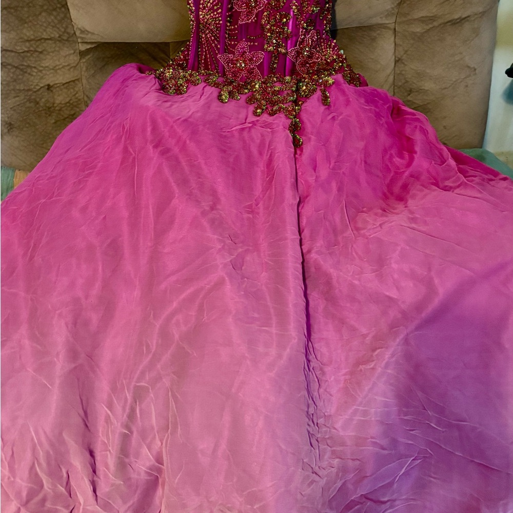 Stunning formal. - Picture 4 of 8